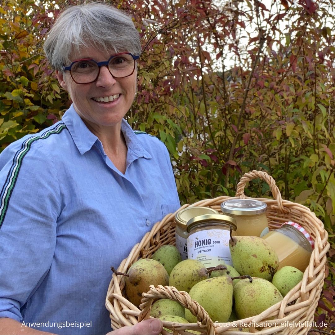 Frau mit Birnen Honig und Birnenmus im Korb im Garten