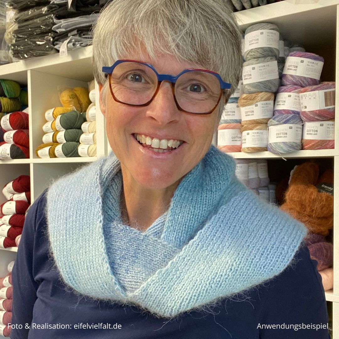 Frau trägt hellblauen selbst gestricken Dreiecksschal "Hohe Warte"
