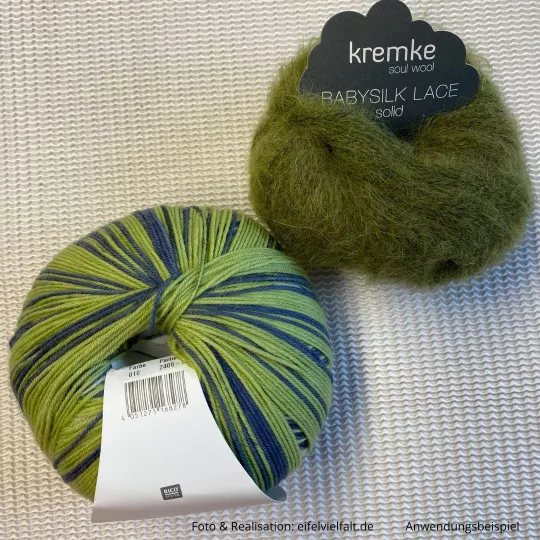 2 grüne Wollknäuel in Alpaka mit Seide und Sockenwolle mit Kaschmir