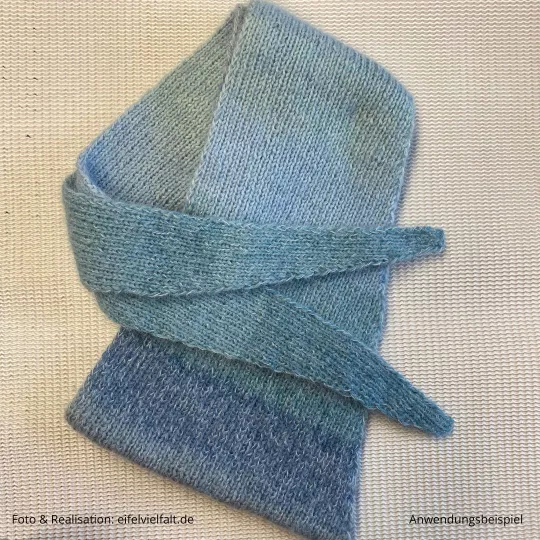 Dreiecksschal "Hohe Warte" in eisblau zusammengelegt