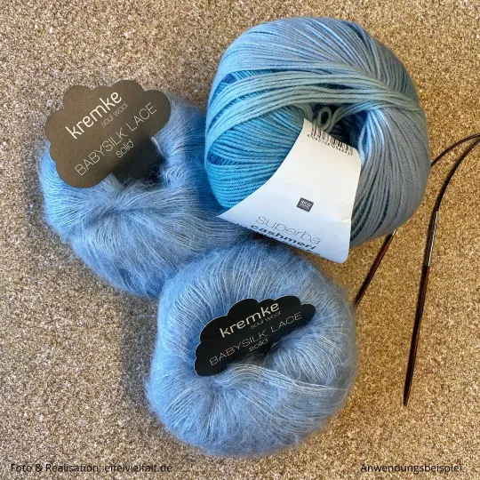 1 Knäuel Sockenwolle Cashmeri in hellblau Farbverlauf, 2 Knäuel Baby Silk Lace solid in hellblau und 1 Rundnadel Nr. 3,5mm