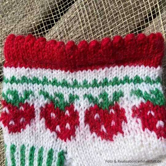 Erdbeersocken mit Mausezähnchenrand - Nahaufahme vom Sockenbündchen Erdbeersocken mit Mausezähnchenrand - Nahaufahme vom Sockenbündchen