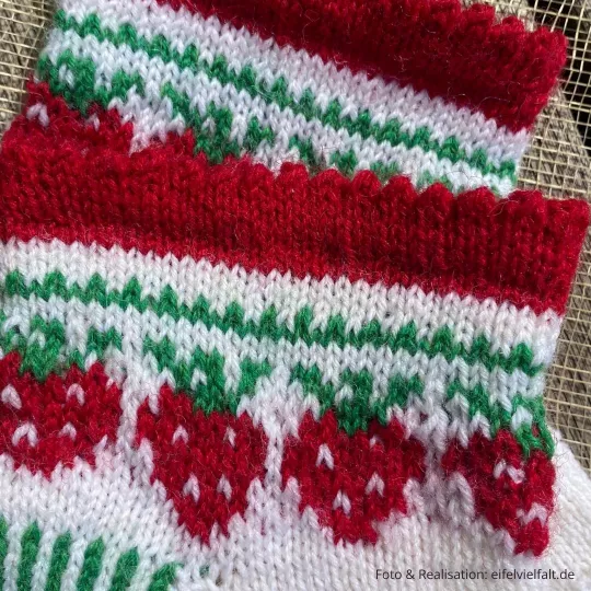Socken mit Erdbeermotiv gestrickt mit Mausezähnchenrand Socken mit Erdbeermotiv gestrickt mit Mausezähnchenrand