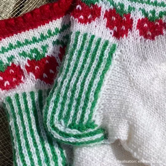 Stricksocken mit 2-farbigem Fersenteil in weiß und grün Erdbeersocken Stricksocken mit 2-farbigem Fersenteil in weiß und grün Erdbeersocken