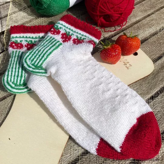 Stricksocken mit plastikfreier Sockenwolle mit Pilzmuster auf Herbstlaub Stricksocken mit plastikfreier Sockenwolle mit Pilzmuster auf Herbstlaub