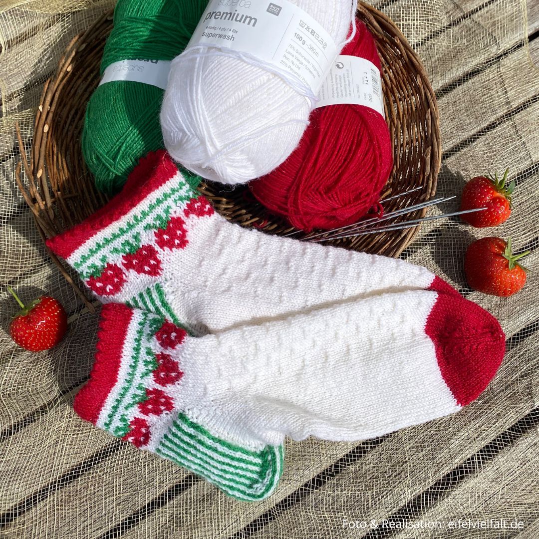 Stricksocken aus plastikfreier Sockenwolle mit Pilzmuster