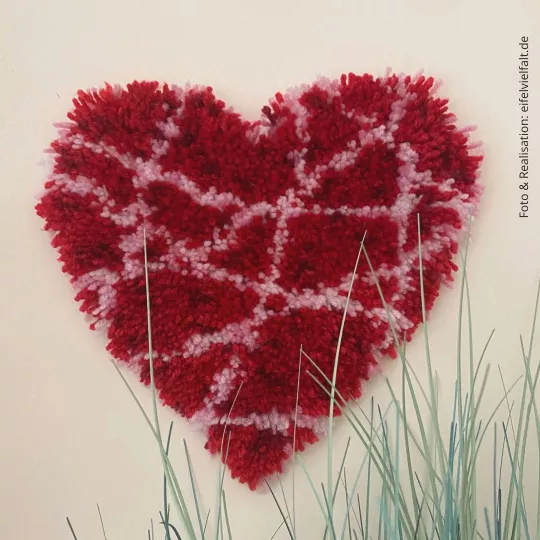 geknüpftes rotes Herz mit weißen und rosafarbenen Linien als Wandbehang geknüpftes rotes Herz mit weißen und rosafarbenen Linien als Wandbehang
