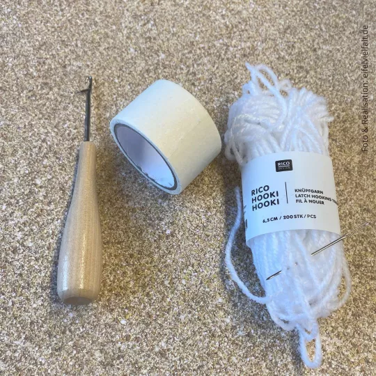 Knüpfhaken Bastelwolle zum Vernähen und Tape zum Abkleben des Stramin Knüpfhaken Bastelwolle zum Vernähen und Tape zum Abkleben des Stramin