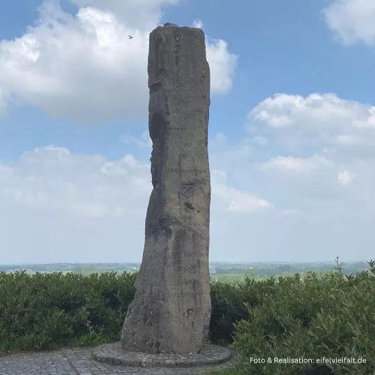 Pilgersäule der St. Matthias Bruderschaft auf dem Irnicher Berg mit Blick auf Zülpich Pilgersäule der St. Matthias Bruderschaft auf dem Irnicher Berg mit Blick auf Zülpich