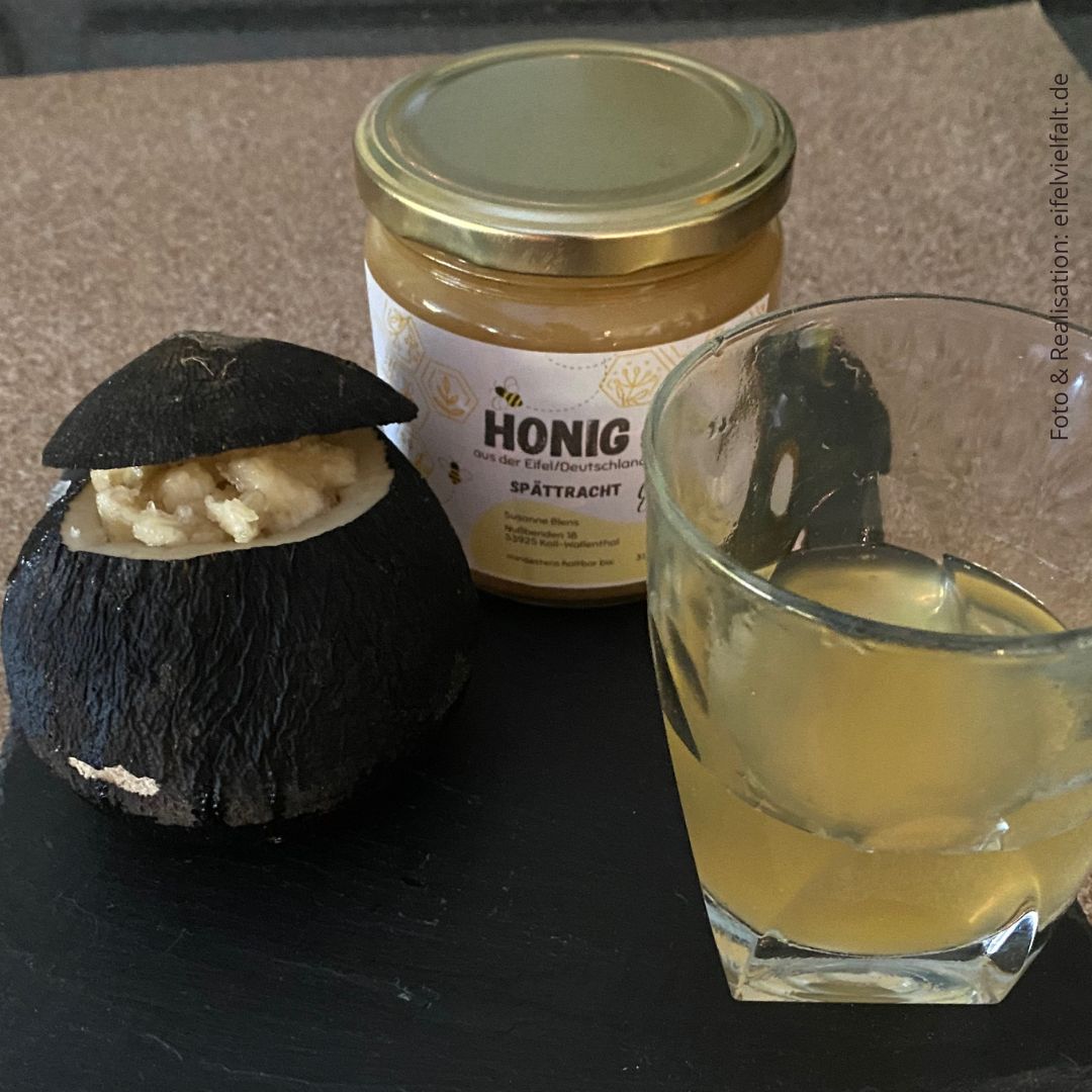 Schwarzer Rettich mit Honig gefüllt, Saft im Glas aufgefangen