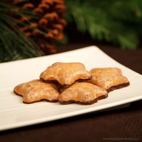 Lebkuchen als Sterne auf dem Teller