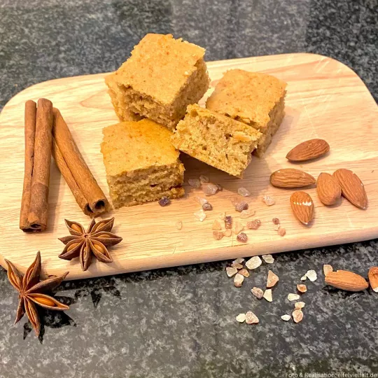 Lebkuchen 007 geschüttel nicht gerührt dekoriert auf Holzbrettchen mit Zimmstange Mandeln Kandiszucker Anissterne