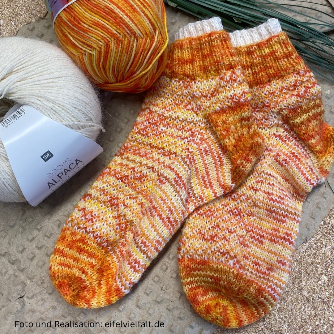 handgestrickte Sneakersocken mit Broken Seed Stitch und doppeltem Bündchen