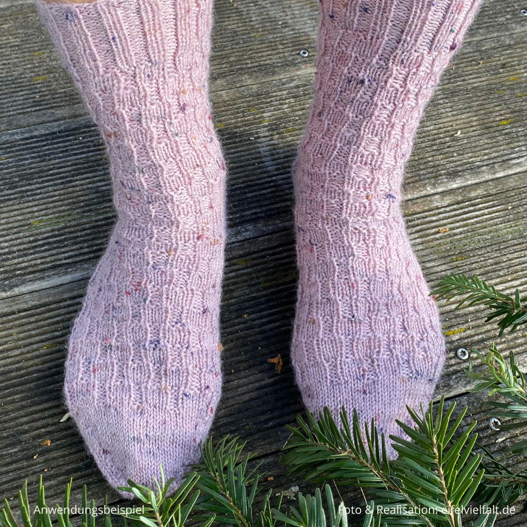 Socken "Drachenfels" aus Tweedwolle mit Strukturmuster in flieder