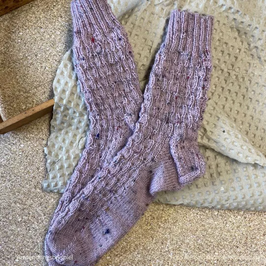 gestrickte Socken aus Tweedwolle mit Strukturmuster in flieder