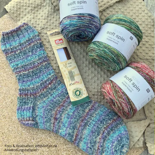 Stricksocke Nagelfluhkette mit Sockenwolle Soft Spin von Rico-Desing in 3 verschiedenen Farben und 1 Nadelspielset Natural von Prym in 2,5mm