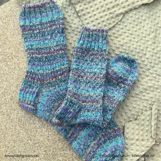 1 Sockenpaar handgestrickt mit dem Muster "Nagelfluhkette" Seasalt