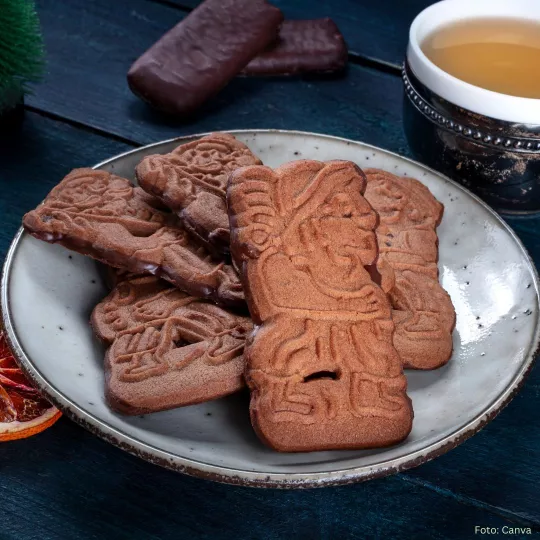 Spekulatius auf Teller Weihnachtsgebäck