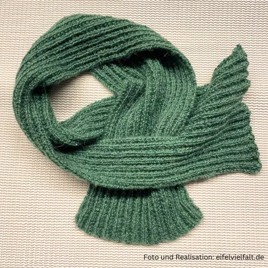 tannengrüner Steckschal mit Blümchen-Pailletten im falschen Patent gestrickt und gesteckt rund zusammengelegt