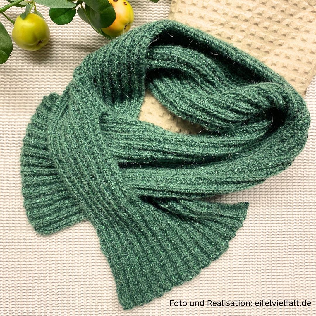 handgestrickter Steckschal im falschen Patent - zusammengesteckt auf einer Wellpappe drappiert