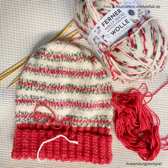 Dreiecksschal "Hohe Warte" in eisblau zusammengelegt