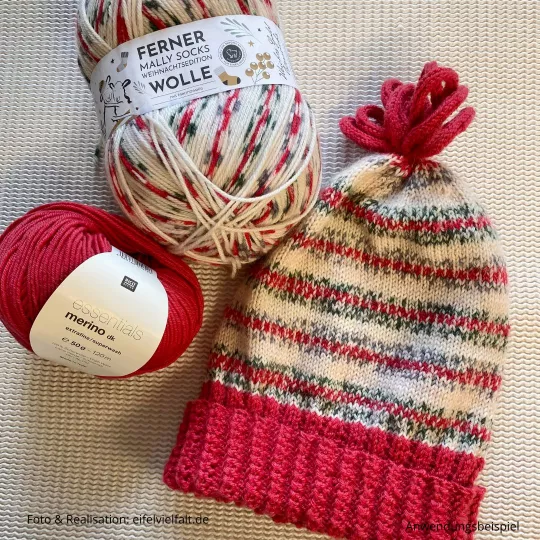 Weihnachtsmütze Vilsalpsee aus Ferner Mally Socks Weihnachtsedition 2025 und Merinowolle gestrickt mit Kordeln anstatt Bommel
