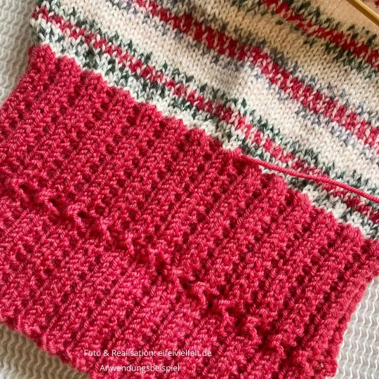 Weihnachtsmütze mit linker Seite des Rippenbündchens nach außen gedrehtn zu sehen