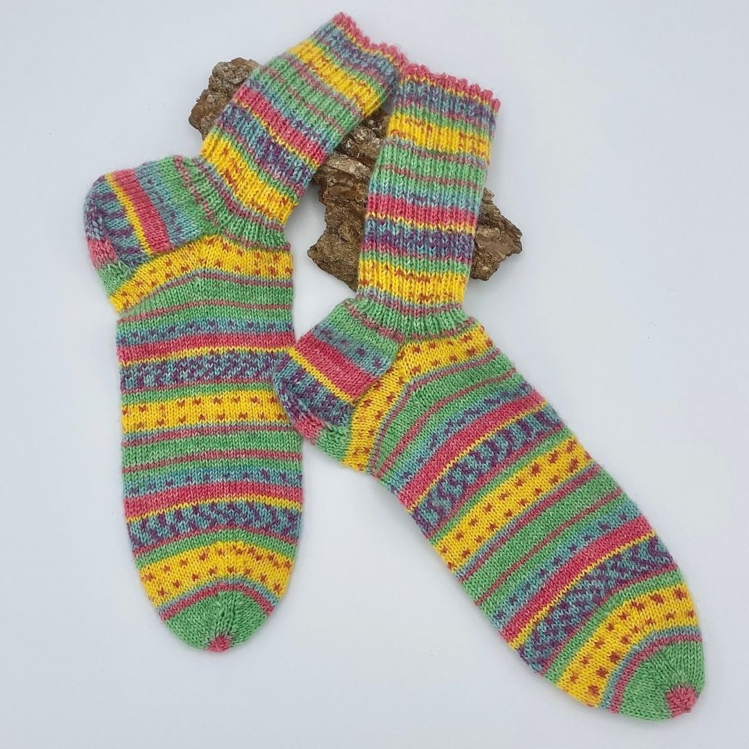 Gesocks Opal Sockenwolle handgestrickte Socken Laubgeflüster Vogelzwitschern Gr. 40/41 ohne Naht Rippentechnik auf Rinde