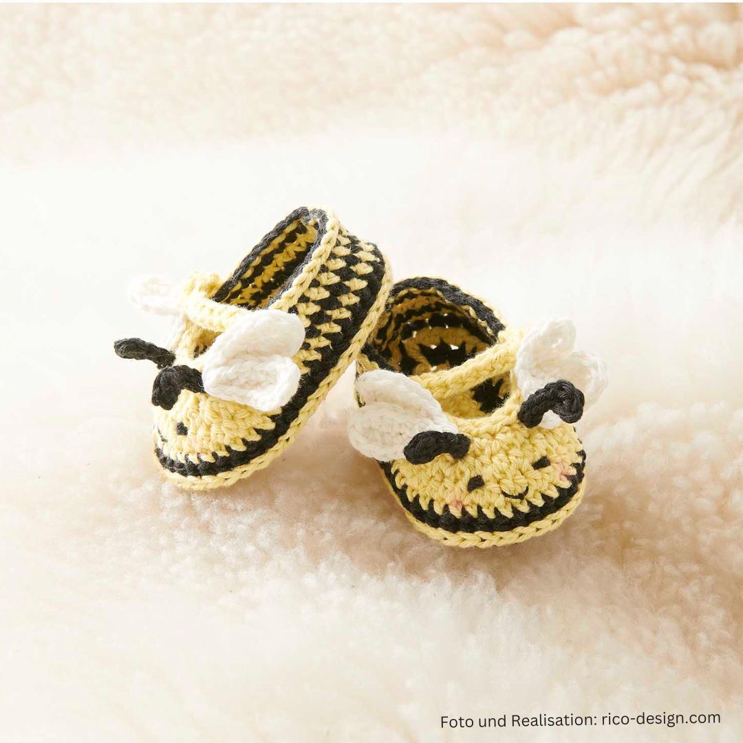 Booties Biene Babyschuhe Babysocken Chenillewolle Set auf Babydecke