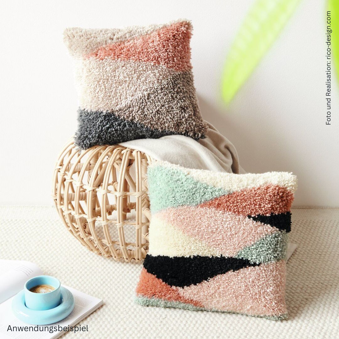 Hooki Hooki Knüpfen Kissen in versch. Farben und Design mit Knüpfgarn in rosa grau und schwarz Anwendungsbeispiel