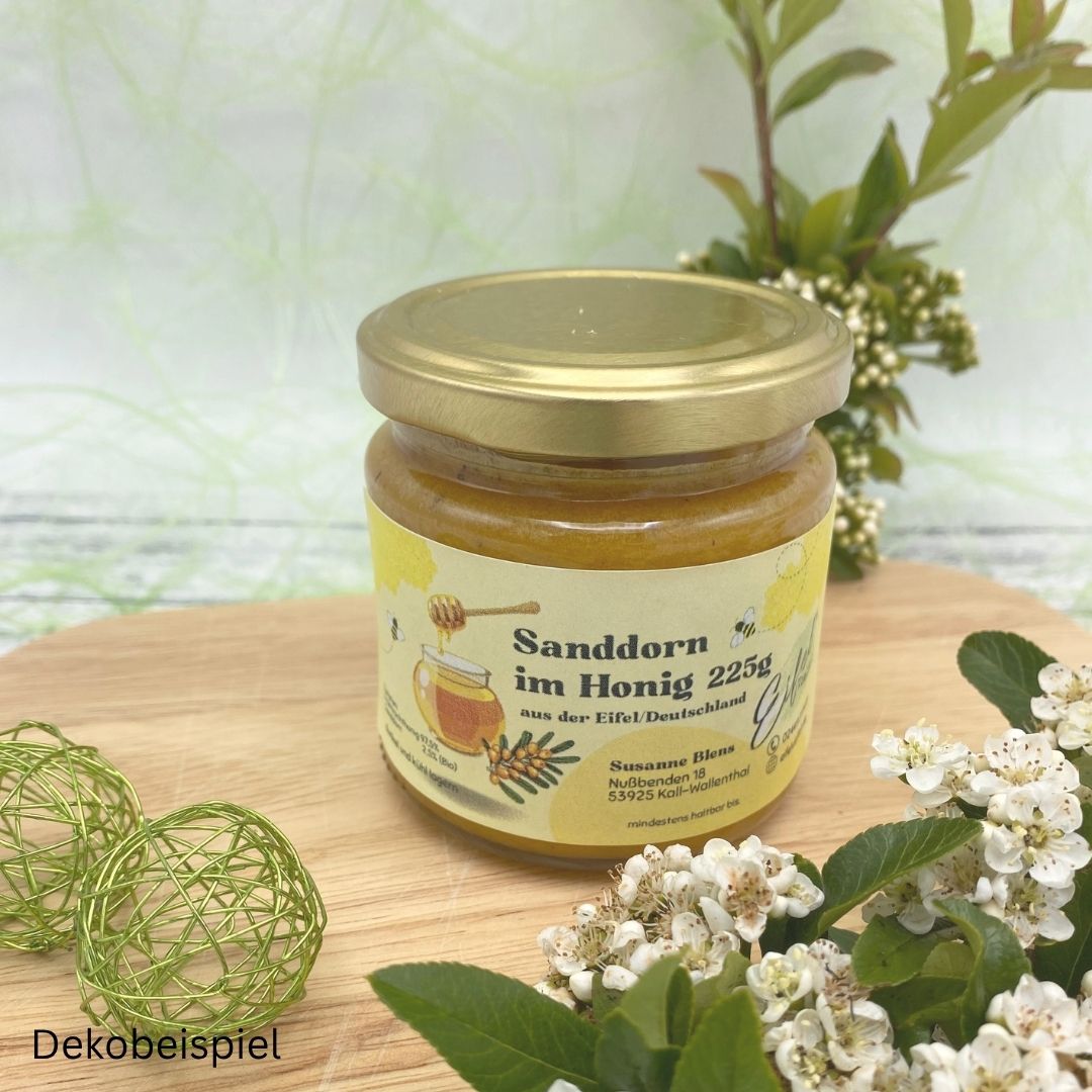 Sanddorn im Honig 225g auf Holzbrett mit Zweigen als Deko
