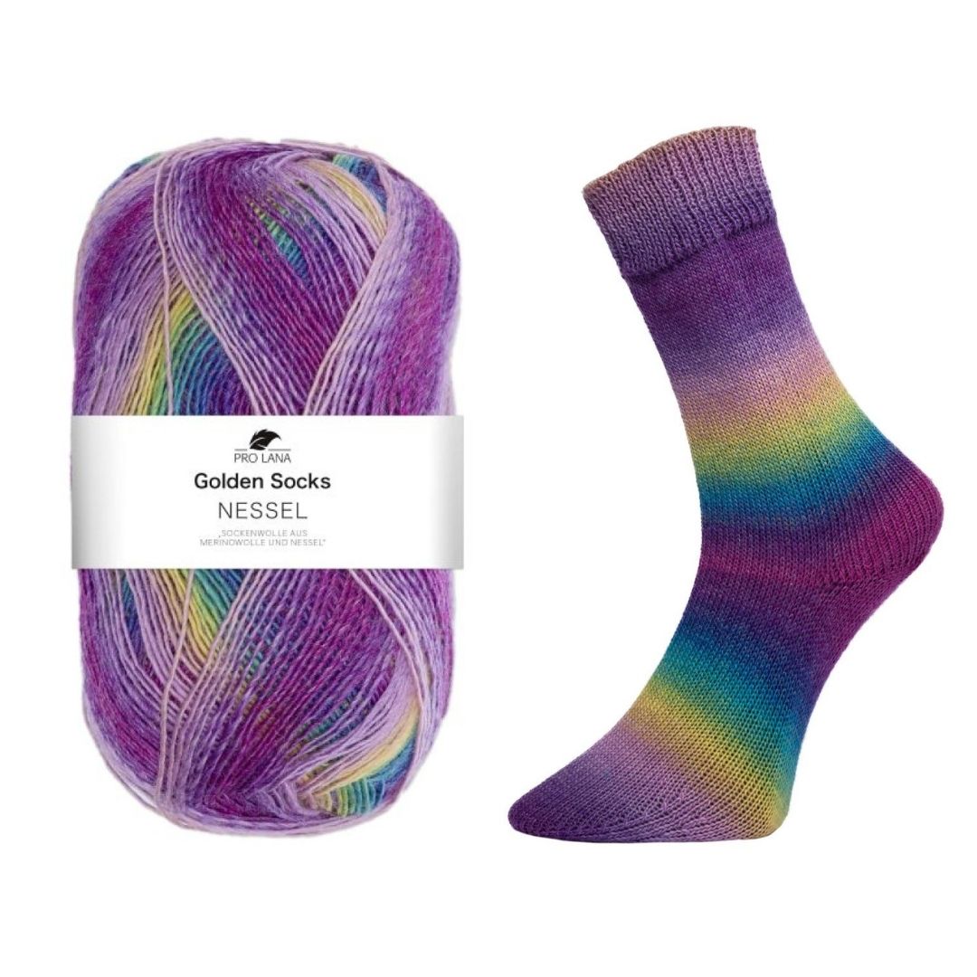 	

Sockenwolle Golden Socks Nessel plastikfrei Farbe 085 Regenbogen lila Farbverlauf Knäuel und Socke gestrickt