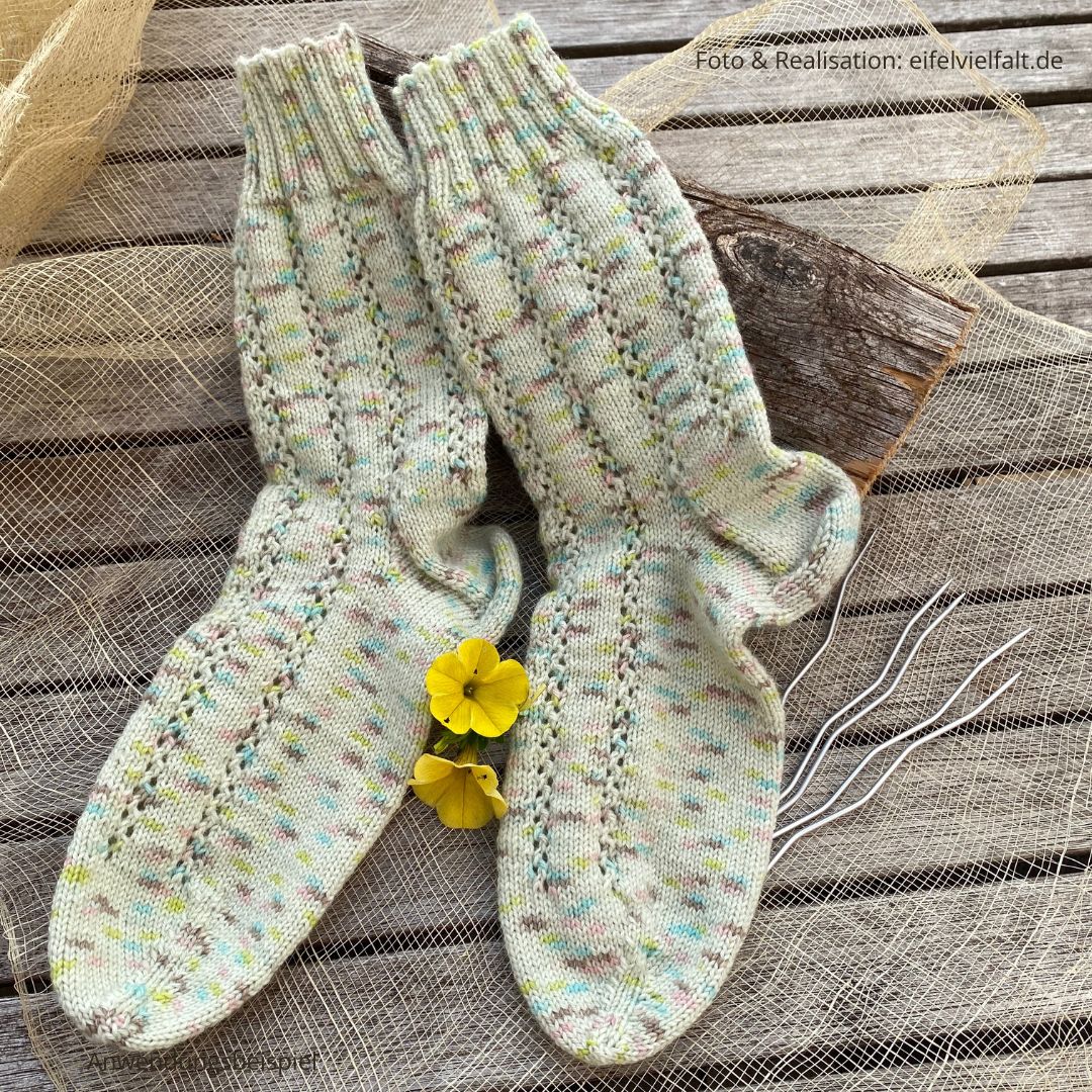 Sockenwolle Bamboo Confetti 4-fädig gestrickte Socken mit Lochmuster Gr. 36/37
