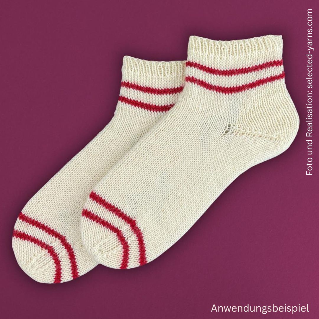 	

Sockenwolle Edelweiß Alpaka Sneakers in weiß mit roten Streifen gestrickt