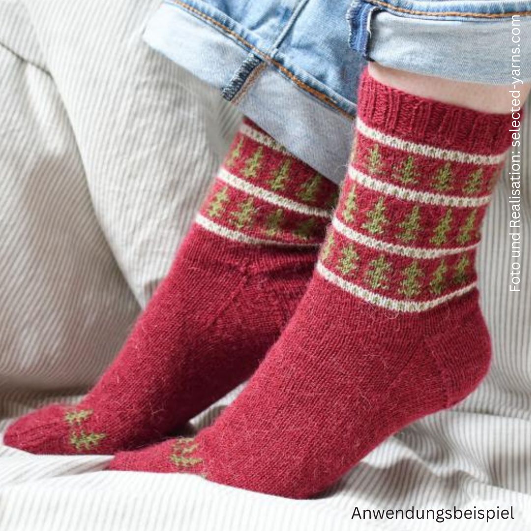 Sockenwolle Edelweiß Alpaka Mustersocken mit grünen Tannenbäumchen gestrickt - Hauptfarbe erdbeere
