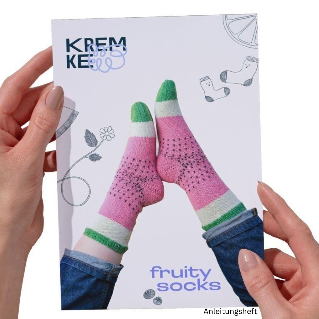 Anleitungsheft für Socken im Obststil in deutsch
