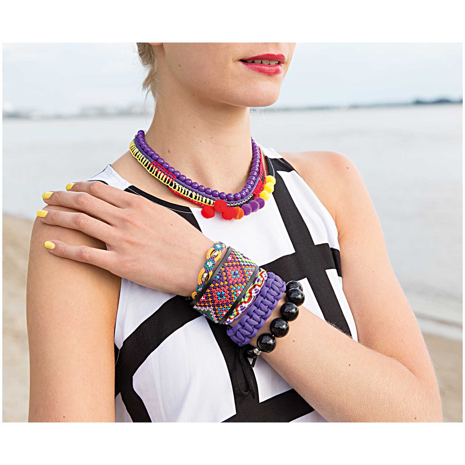 Stickgarn Sticktwist Muster Armband Schmuck am Handgelenk eines Models