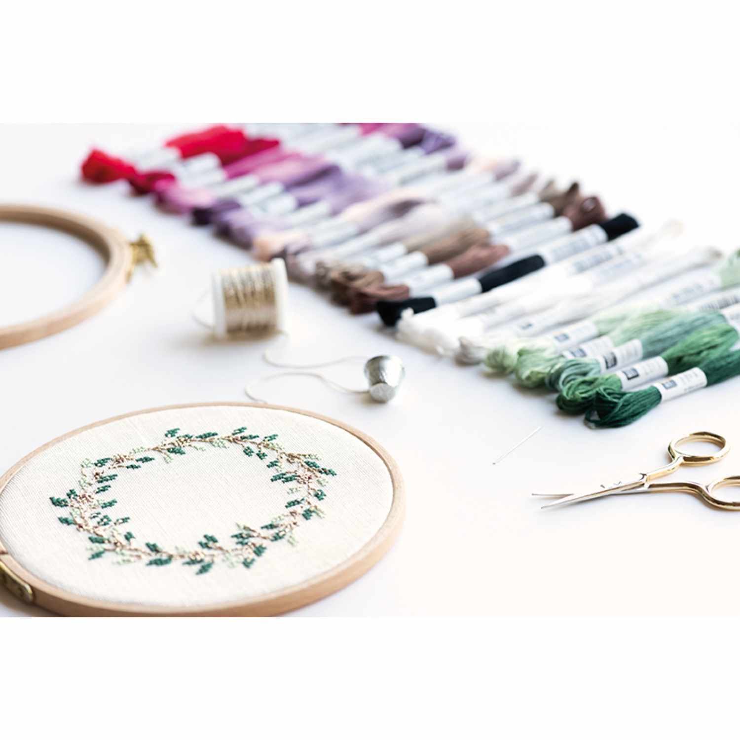 Stickgarn Sticktwist Farbabstufungen mit Stickring und aufgestickter Blumenranke
