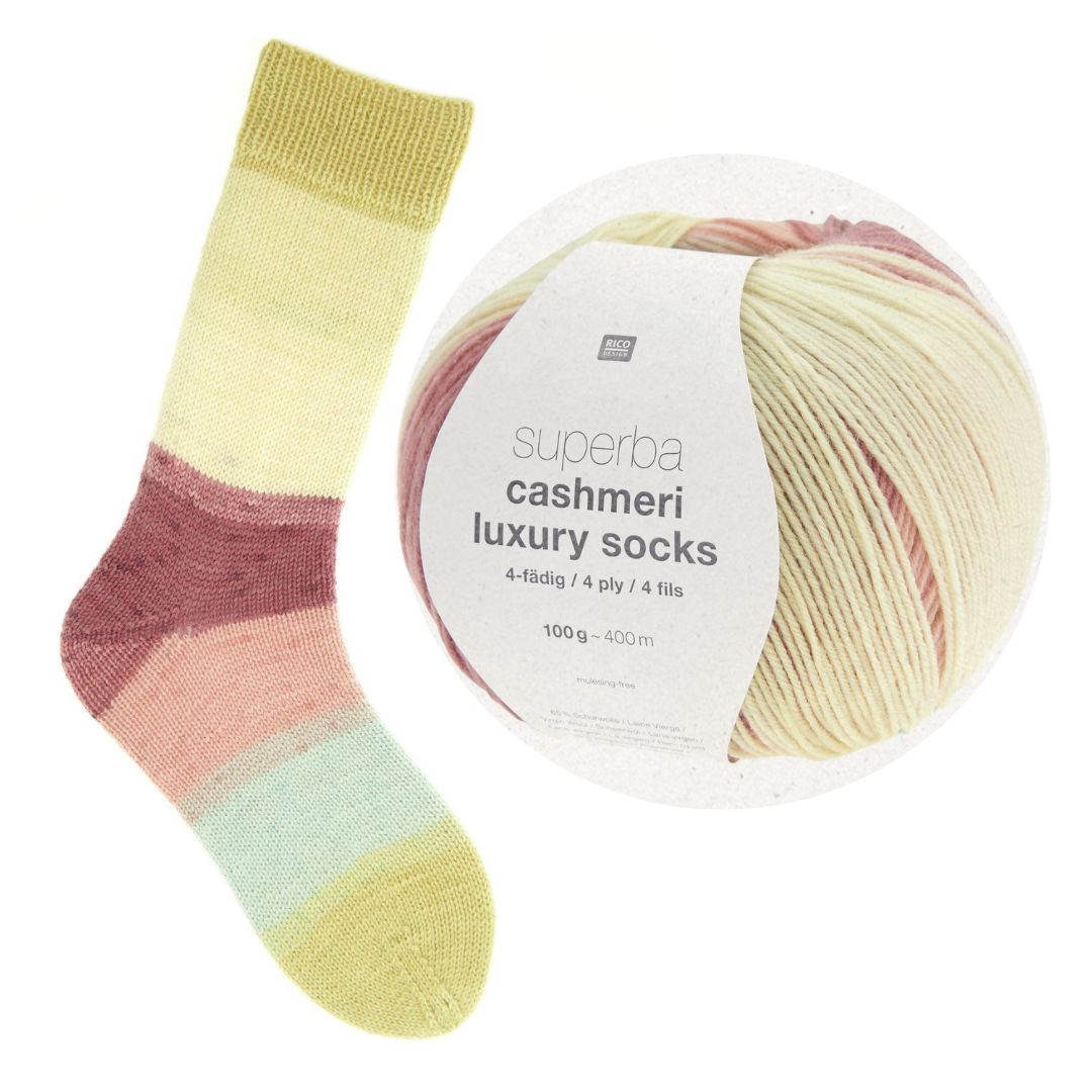 Sockenwolle cashmeri earthy pastels Farbe 03 100g Knäuel und Socke gestrickt in Beere-Grün-Farbverlaufstönen
