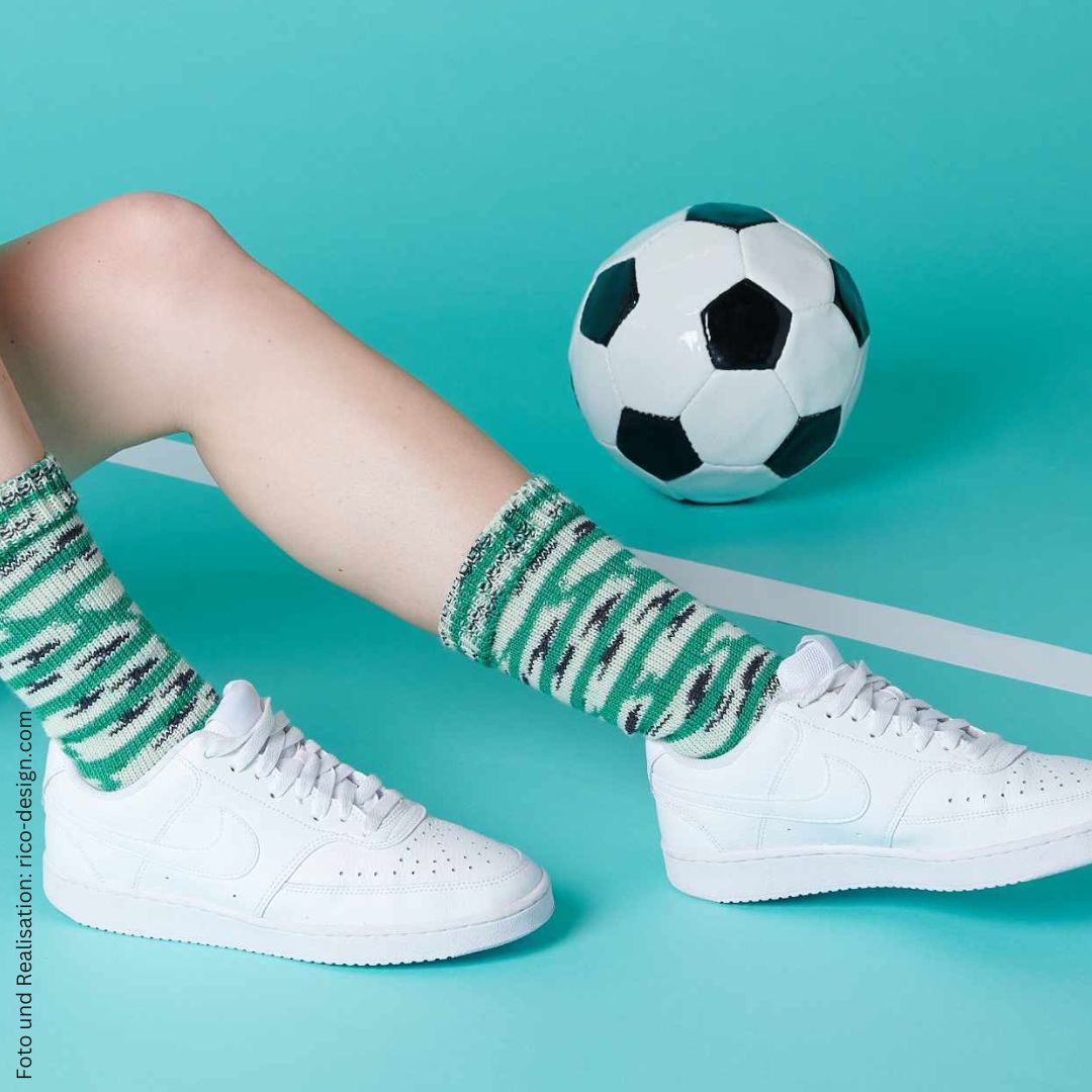 Sockenwolle Footballs gestrickte Socken Muster 