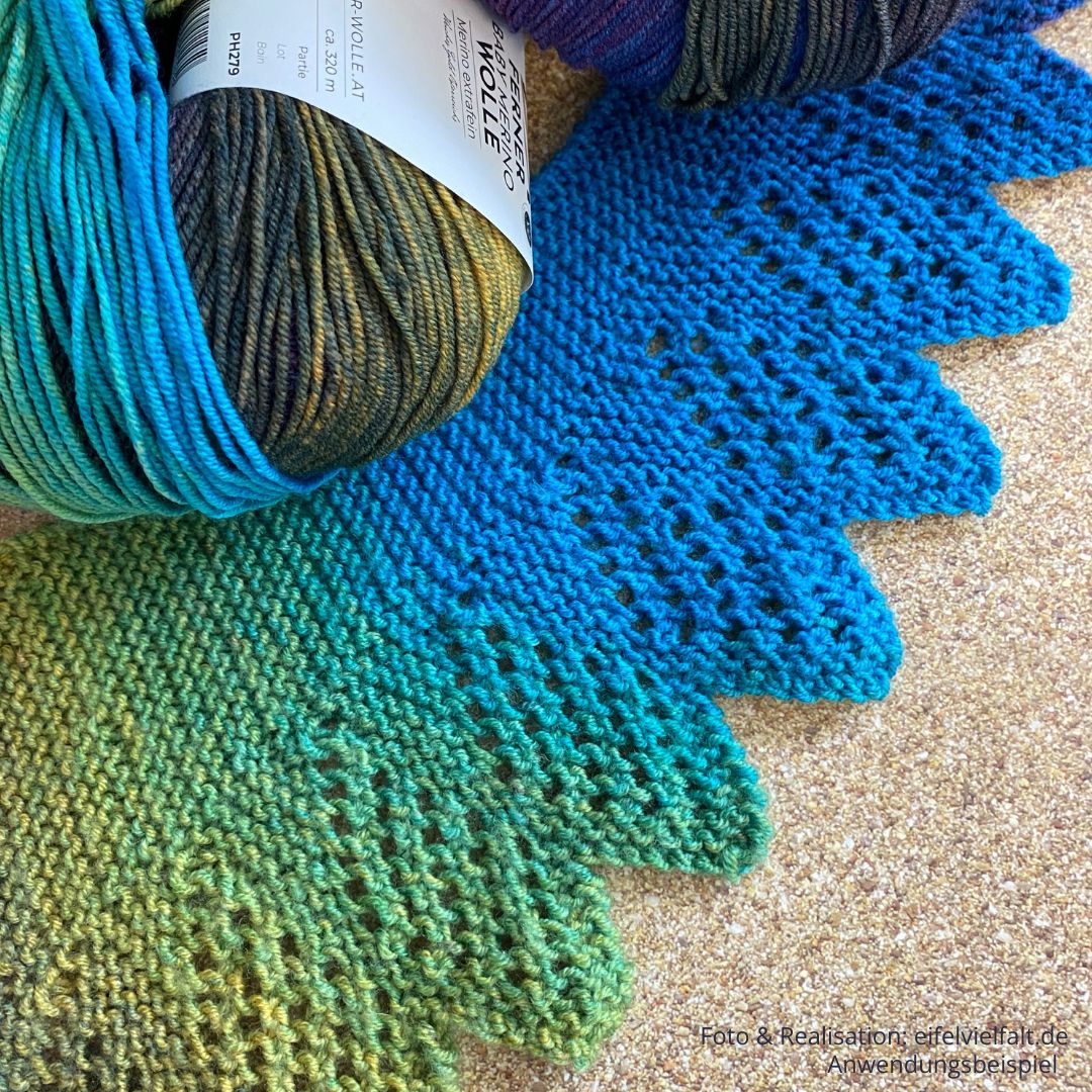 Baby Merino Verlaufsfarben von Ferner als Dreieckstuch mit Lochmusterzacken verstrickt, Ausschnitt aus Tuch mit passenden Wollknäuel
