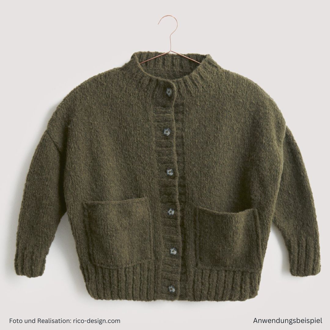 Anleitungsheft zum Stricken Luxury Knits Premium Natural Fibres - Weste mit aufgesetzten Taschen in oliv