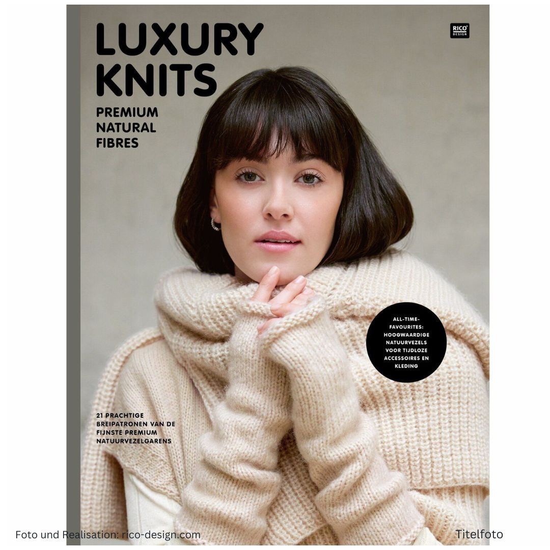 Anleitungsheft zum Stricken Luxury Knits Premium Natural Fibres - Titelseite mit Model in cremefarbenem Strick-Outfit