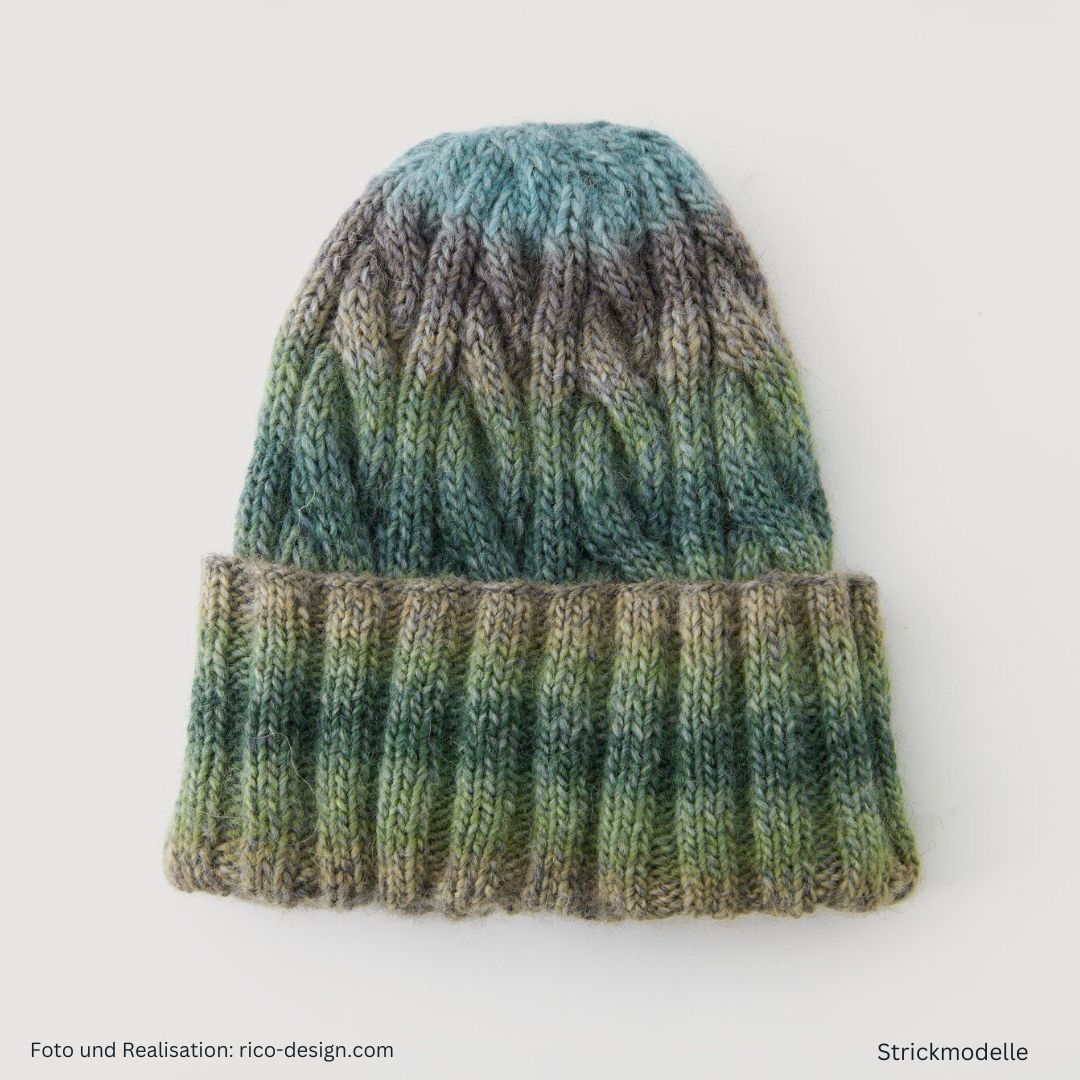 Lovewool Nr. 21 Strickanleitung Mütze mit Zopfmuster und breitem Rippenrand Blautöne