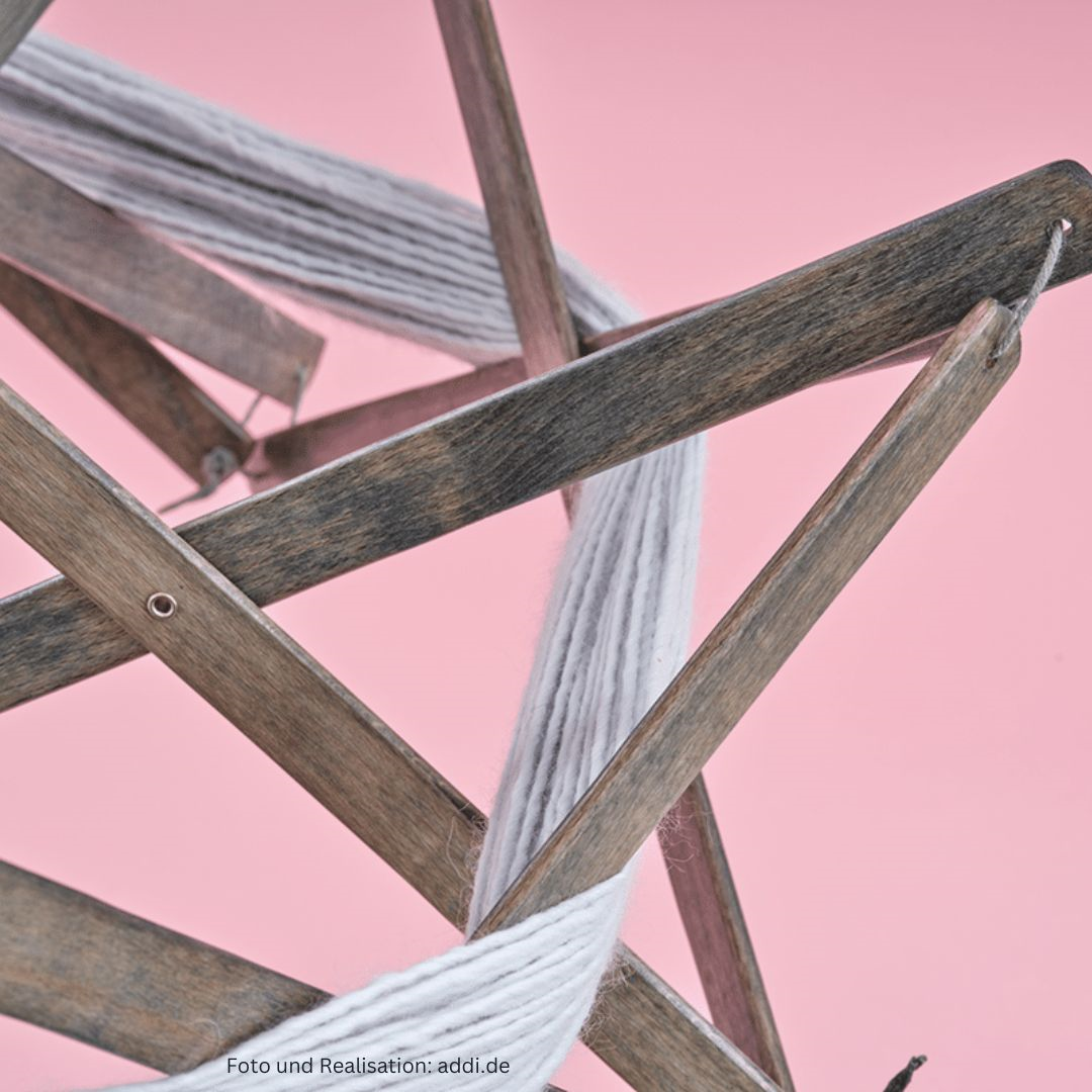 Addi Umbrella Schirmhaspel im aufgespannten Zustand in Detail-Ansicht - Haspel zum Wolle aufwickeln aus Holz