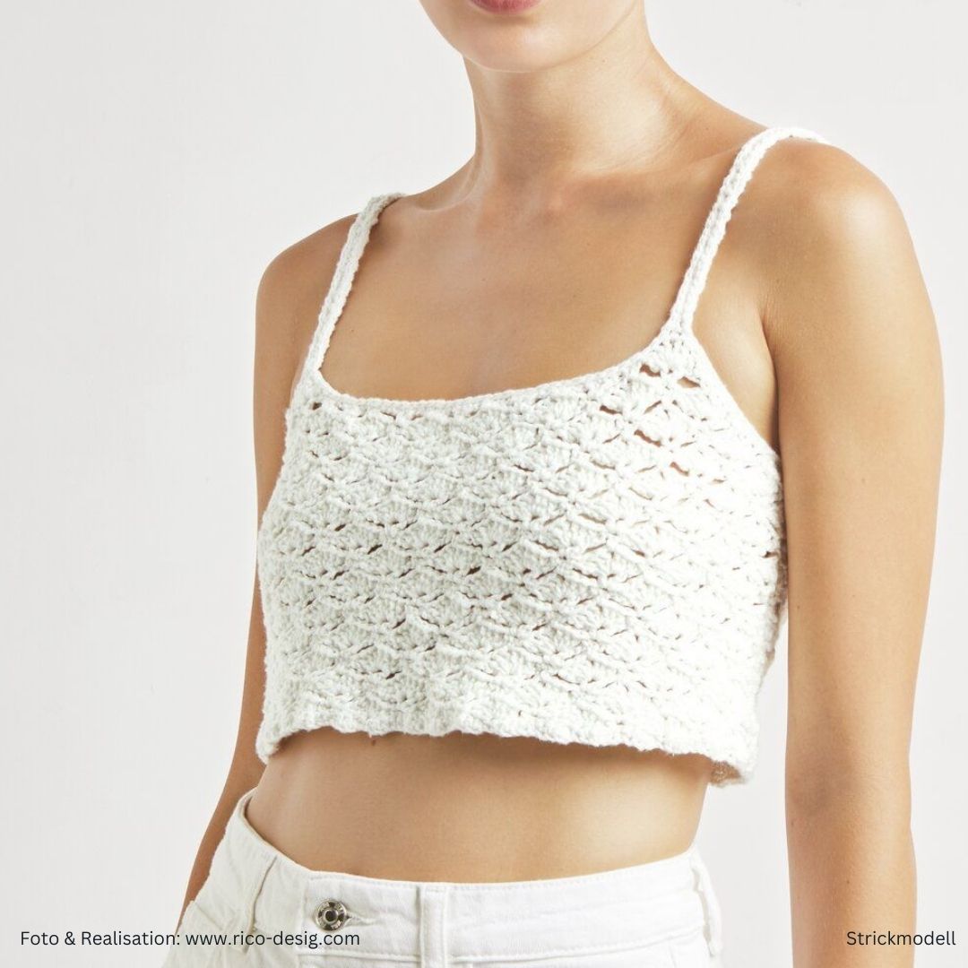 Essentials Super Cotton 50g 100% Baumwolle Muster Bustier mit Spaghetti-Träger gehäkelt in weiß am Modell getragen