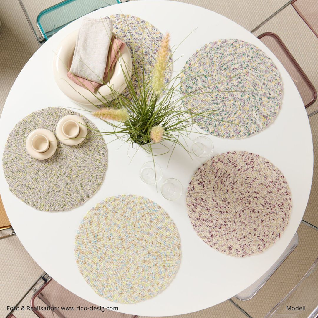 Creative Hey Jute Jutegarn 100g 130m Muster Platzdeckchen in verschiedenen Farben auf einem runden Tisch