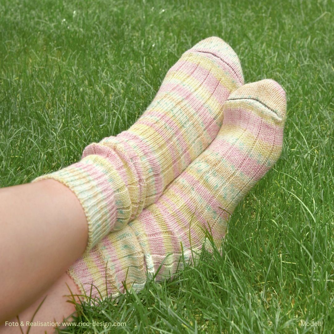 Sockenwolle Socks Cotton Stretch 100g 390m aus Baumwolle Wolle Polyamid und Polyester Farbe bubblegum - angezogen im Gras
