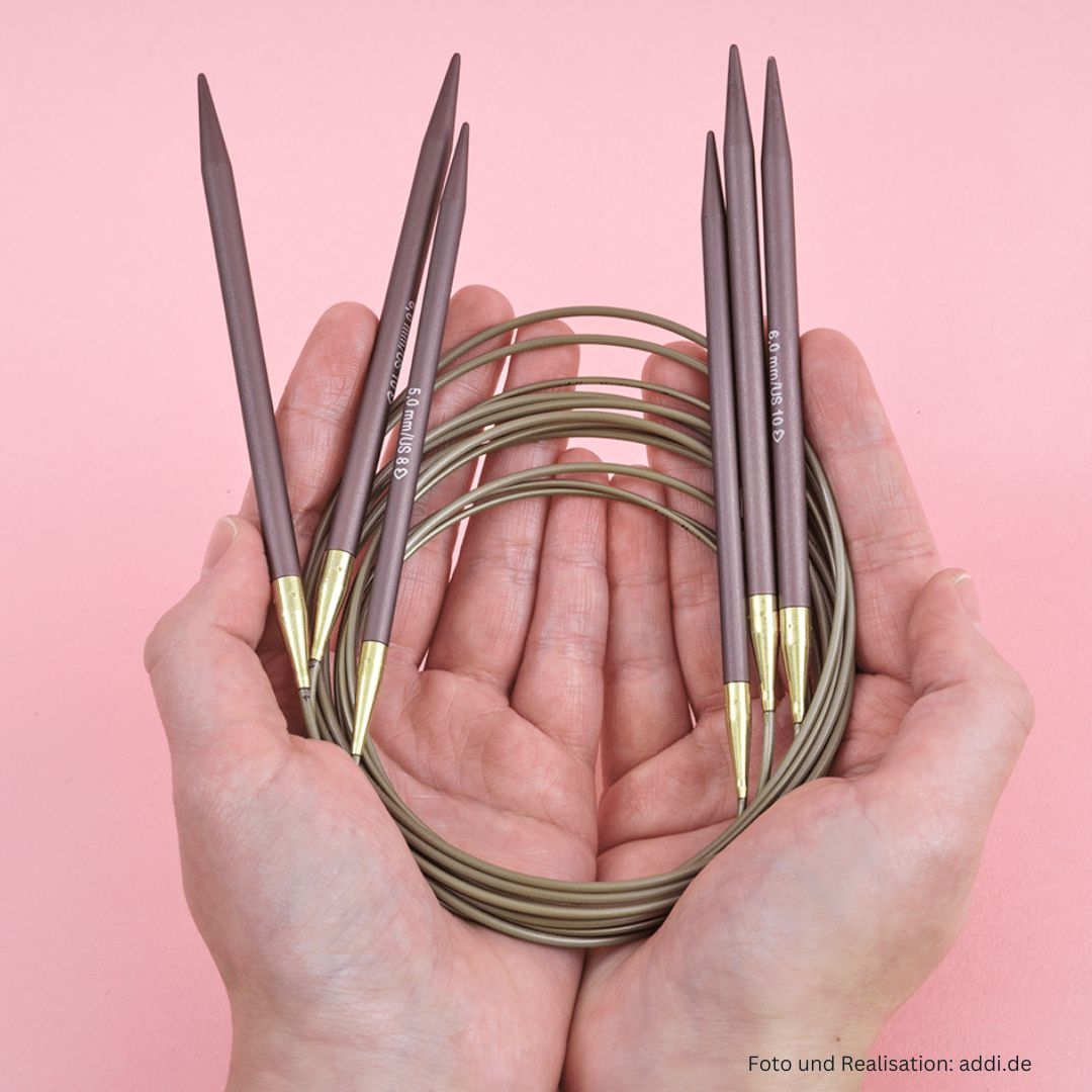 addiMystic Lace Rundstricknadel 60cm Seillänge zusammengerollt in Händen einer Frau