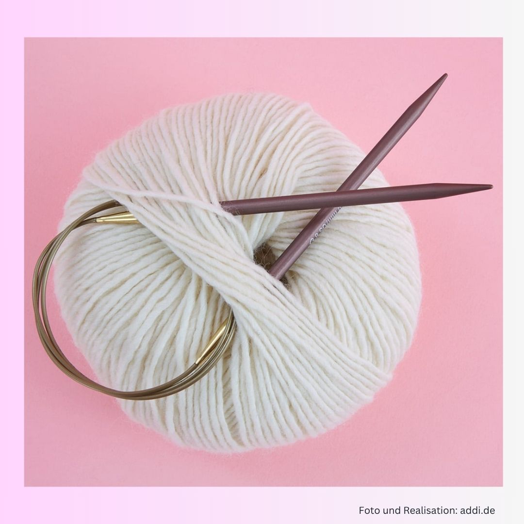 	

addiMystic Lace Rundstricknadel Aluminium Nadelspitzen eloxiert 60cm Seillänge eingesteckt in weißem Wollknäuel